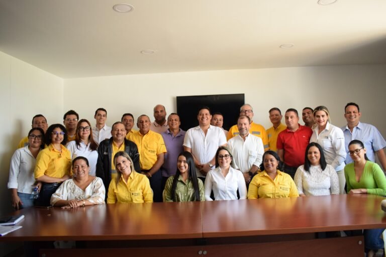 El equipo de gobierno del alcalde Vicente Berardinelli, llevó a cabo un importante encuentro con funcionarios de la empresa Carbones del Cerrejón con el propósito de intercambiar las líneas de inversión, gestión e iniciativas para el período de estos cuatro años, abordando temas de alto interés, direccionados al desarrollo social del municipio de Barrancas.