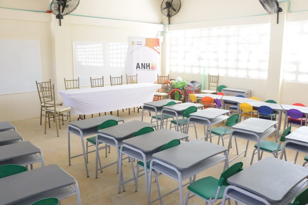 Alcalde de Maicao, Miguel Felipe Aragón estuvo en la entrega de un aula y kits escolares que hizo la ANH y FUPAD a la comunidad educativa Ushuru