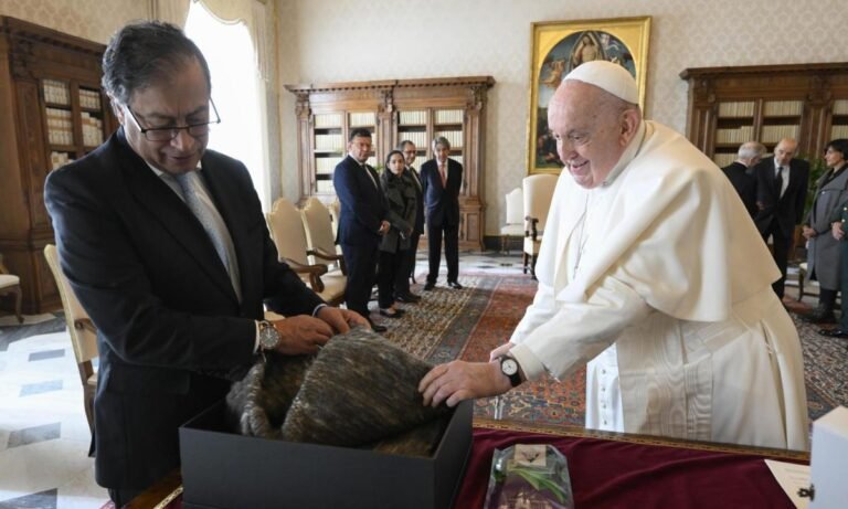 Los intereses de Petro y el Papa