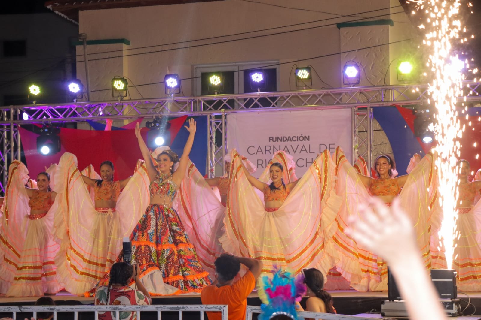 Más de 150 bailarines brindaron espectáculo caribeño en la lectura del bando del carnaval de Riohacha