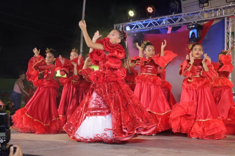 Más de 150 bailarines brindaron espectáculo caribeño en la lectura del bando del carnaval de Riohacha