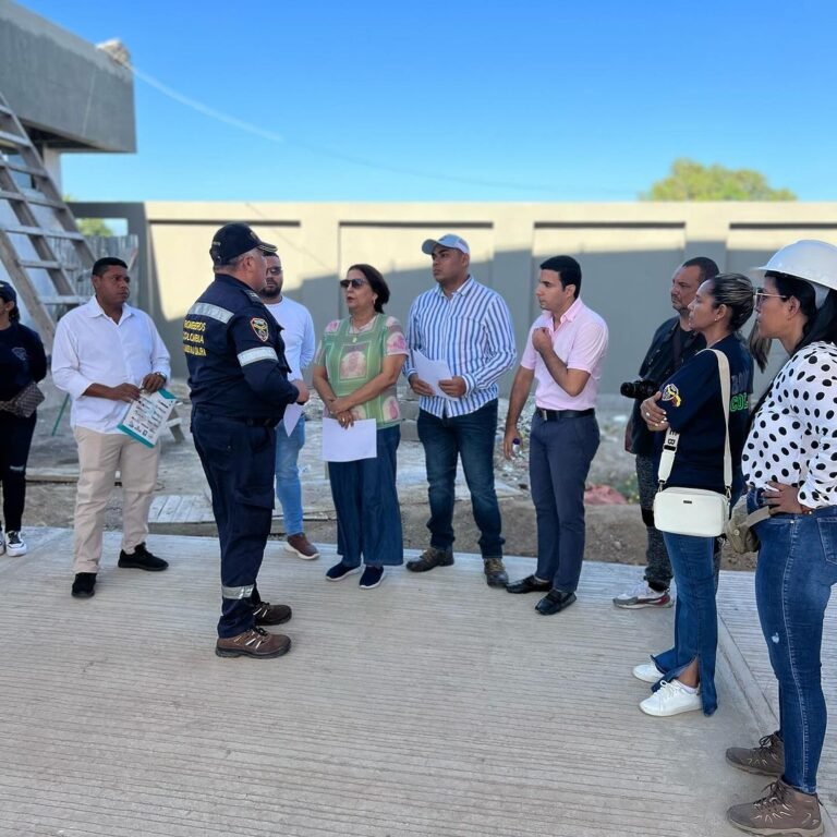 Alcaldesa de Villanueva, Cielo Peñaloza, visitó construcción de nueva estación de bomberos: “fortalecerá capacidad de respuestas ante emergencias”