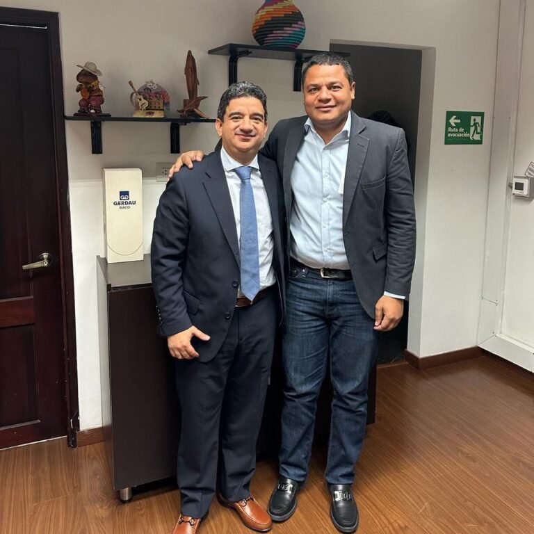 En Bogotá, alcalde Genaro Redondo gestiona mejores servicios públicos para Riohacha