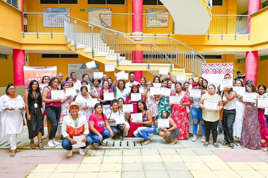 Uniguajira y World Vision certificaron a 53 emprendedores en condición de migrantes y refugiados