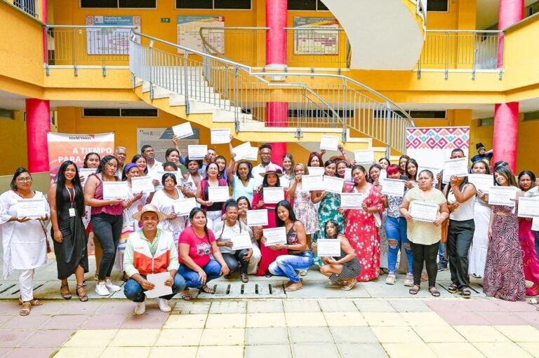 Uniguajira y World Vision certificaron a 53 emprendedores en condición de migrantes y refugiados
