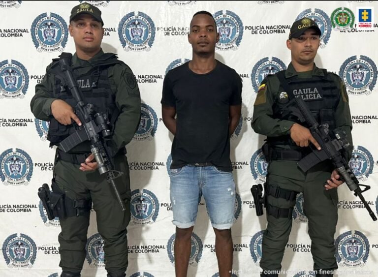 De acuerdo con el compromiso adquirido por Fiscal General de la Nación (e), Martha Janeth Mancera, de esclarecer los delitos que afectan la seguridad ciudadana y la contundencia del material probatorio presentado por un fiscal de la Seccional La Guajira se logró que un juez con funciones de control de garantías enviara a la cárcel a Jhon Fredys Mosquera Cuesta, alias ‘J.J’, como presunto responsable de los delitos de concierto para delinquir y fabricación, tráfico, porte o tenencia de armas de fuego, partes o municiones.