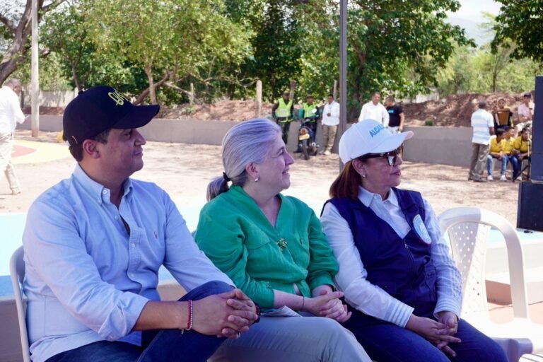 “Planificamos acciones en materia de agua y viviendas con la ministra Catalina Velasco para los guajiros”: gobernador Jairo Aguilar