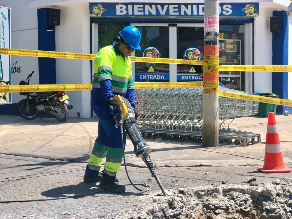 Aqualia toma medidas ante daño en colector de alcantarillado en el barrio Cooperativo