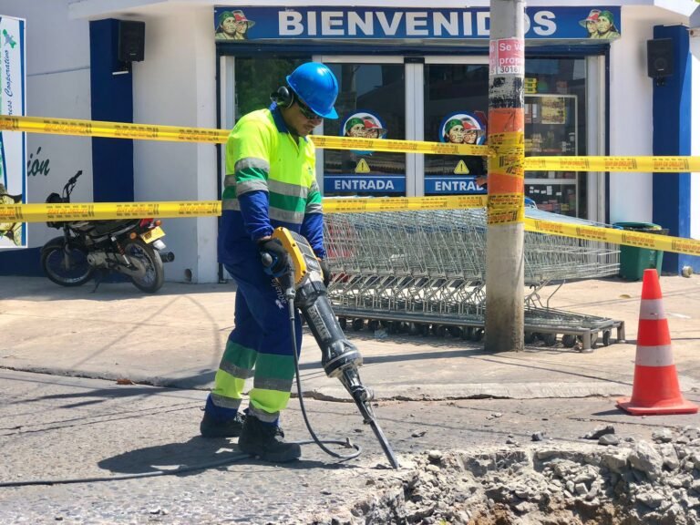 Aqualia toma medidas ante daño en colector de alcantarillado en el barrio Cooperativo