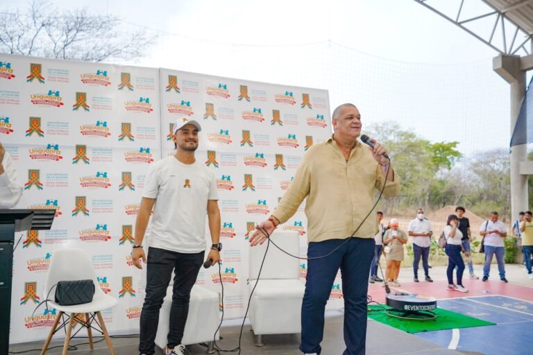 Rector Carlos Arturo Robles Julio dio la bienvenida a 1600 nuevos estudiantes en Uniguajira