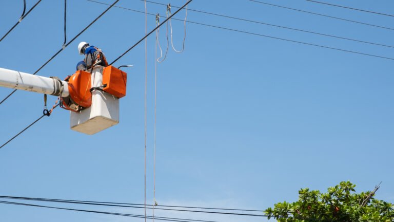 Trabajos eléctricos en varios sectores del Distrito de Riohacha