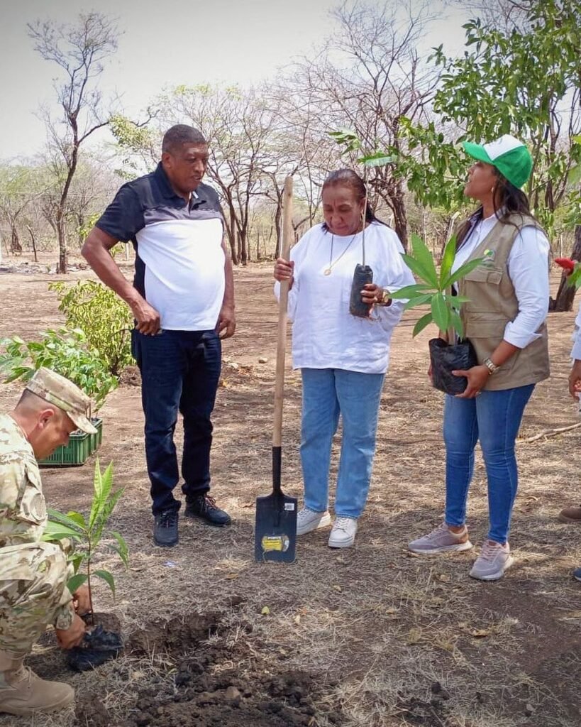 Corpoguajira apoyó sembratón en institución etnoeducativa de Mayabangloma