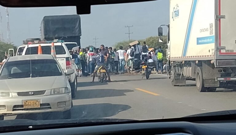 Estudiantes en camarones exigen transporte escolar bloqueando la Troncal del Caribe