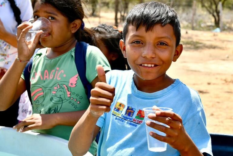 UNGRD entregó agua potable a niños, niñas y adolescentes de un centro educativo en Uribia