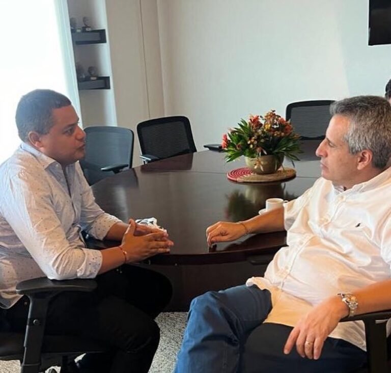 El alcalde de la ciudad de Riohacha, Genaro Redondo Choles, mantuvo un encuentro con el Ministerio del Interior, Luis Fernando Velasco.