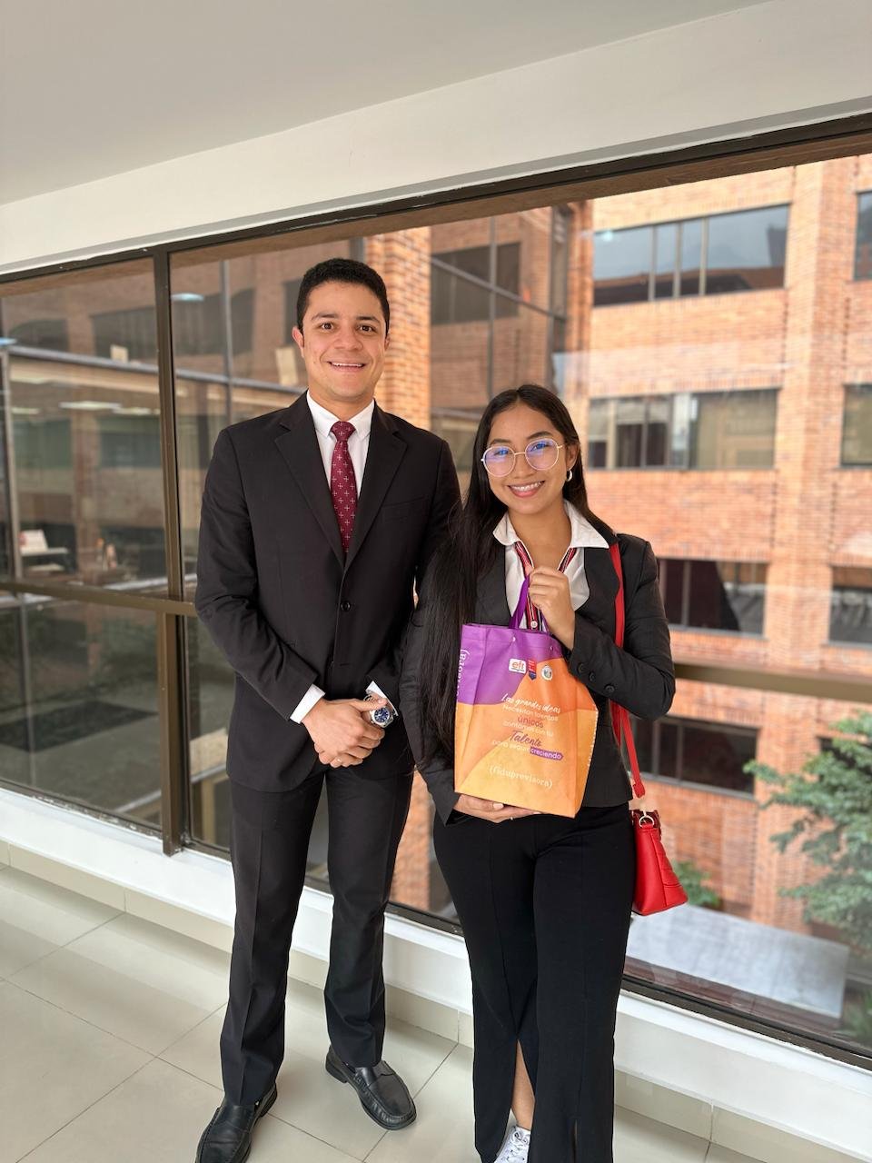 Liz Maryuri Ospina acompañada del abogado guajiro Yilber Acosta, quién fue el primer estudiante de Derecho que realizó la judicatura en esta entidad.