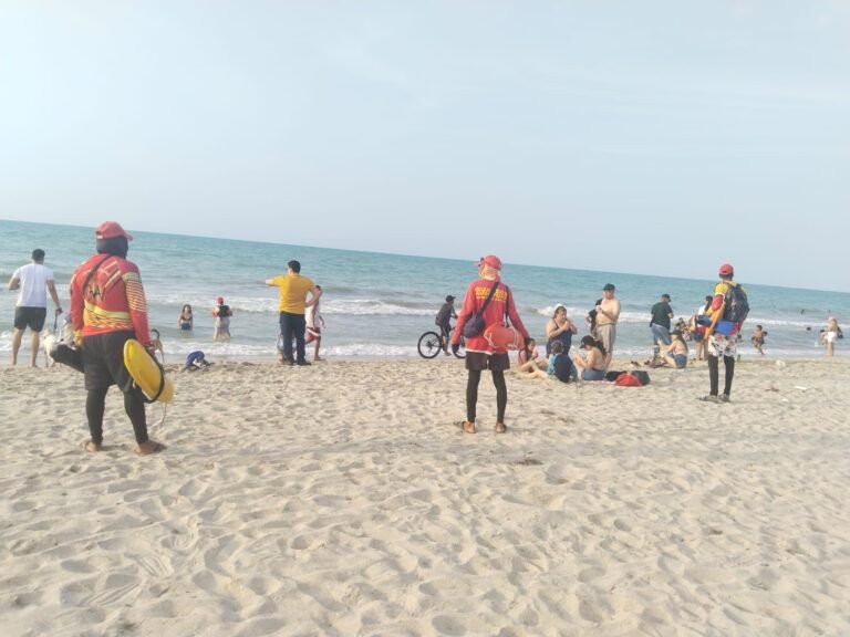 La Semana Santa en las playas de Riohacha y el mar Caribe se caracterizó por una serie de eventos que pusieron a prueba la preparación y respuesta de los equipos de salvamento, según el informe de la fundación Guajira Aventura. Cinco personas resultaron heridas por ataques de fragatas portuguesas, además de reportarse casos de niños bañándose solos en el agua y un accidente en el muelle.
