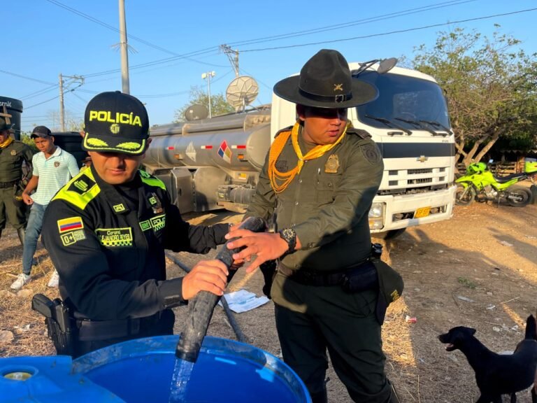 Cruzada Humanitaria| Policía lleva agua potable a una comunidad indígena en Bolívar