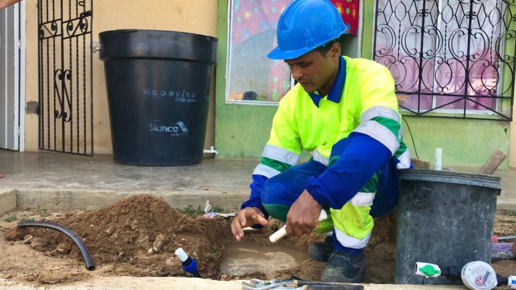 Aqualia impulsa mejoras en el servicio de agua en el barrio Lomas del Trupío, en Riohacha