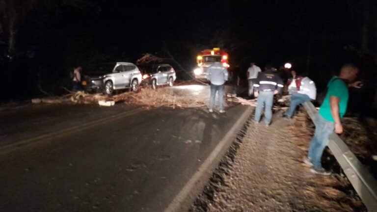 Escoltas de la UNP bloquean vías en el sur de La Guajira en protesta por condiciones laborales