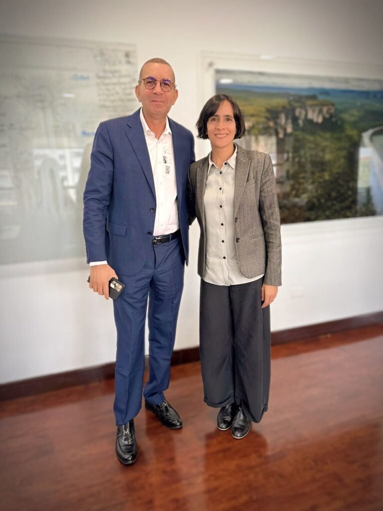 director de Corpoguajira, Samuel Lanao Robles y la ministra de Ambiente y Desarrollo Sostenible, Susana Muhamad