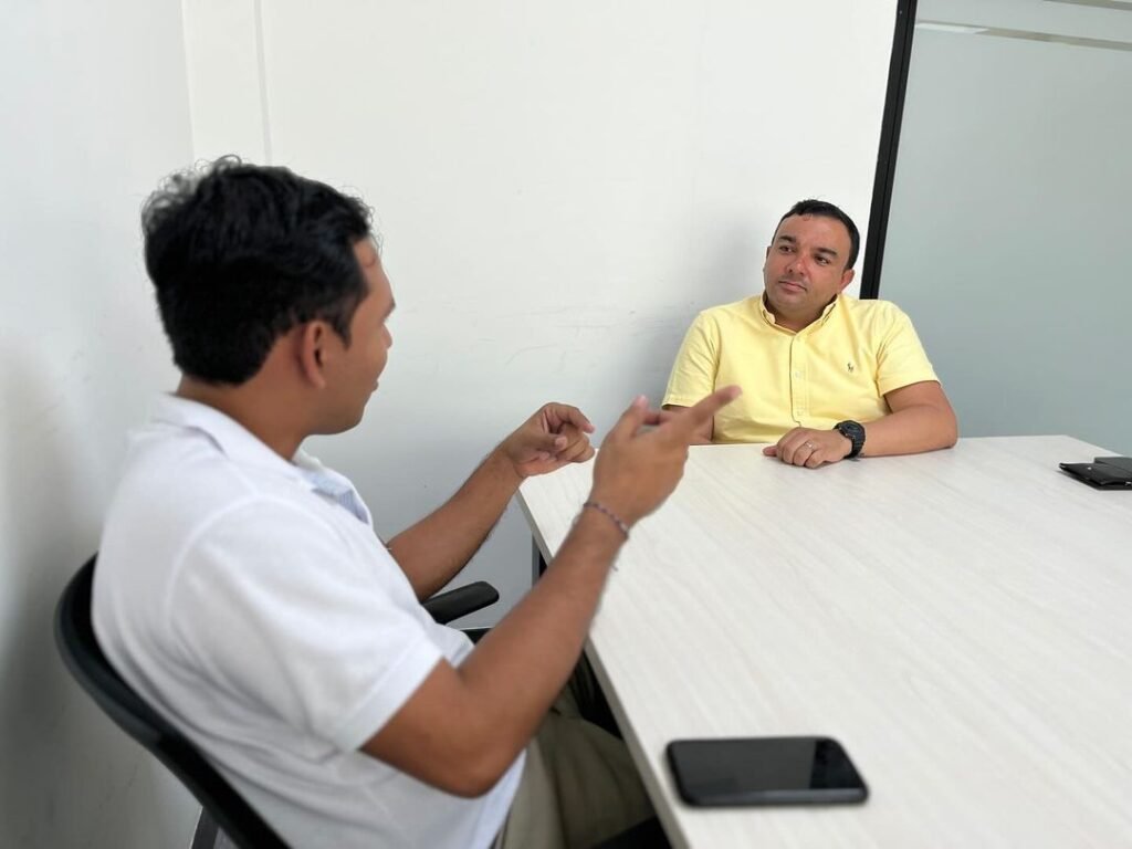 Secretario de Desarrollo Económico de La Guajira lideró encuentro con líder del transporte de carga de sal en Manaure