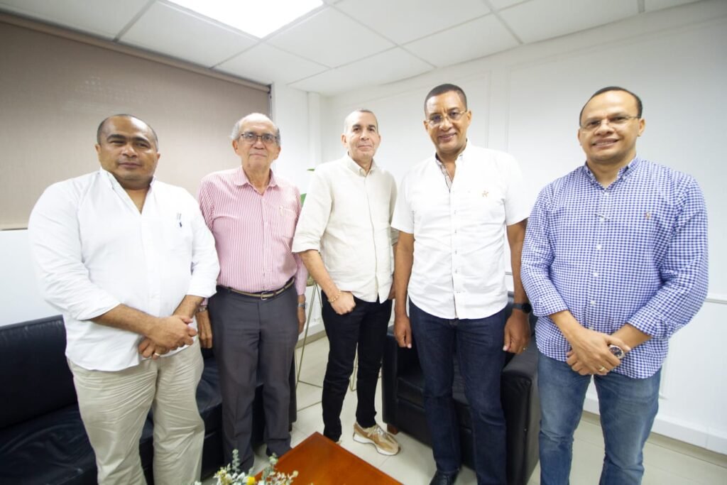 Director de Corpoguajira, Samuel Lanao, y sus antecesores dialogaron sobre iniciativas para el Plan de Acción 2024-2027