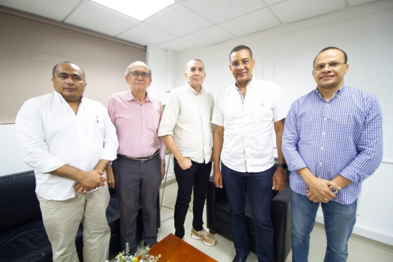 Director de Corpoguajira, Samuel Lanao, y sus antecesores dialogaron sobre iniciativas para el Plan de Acción 2024-2027