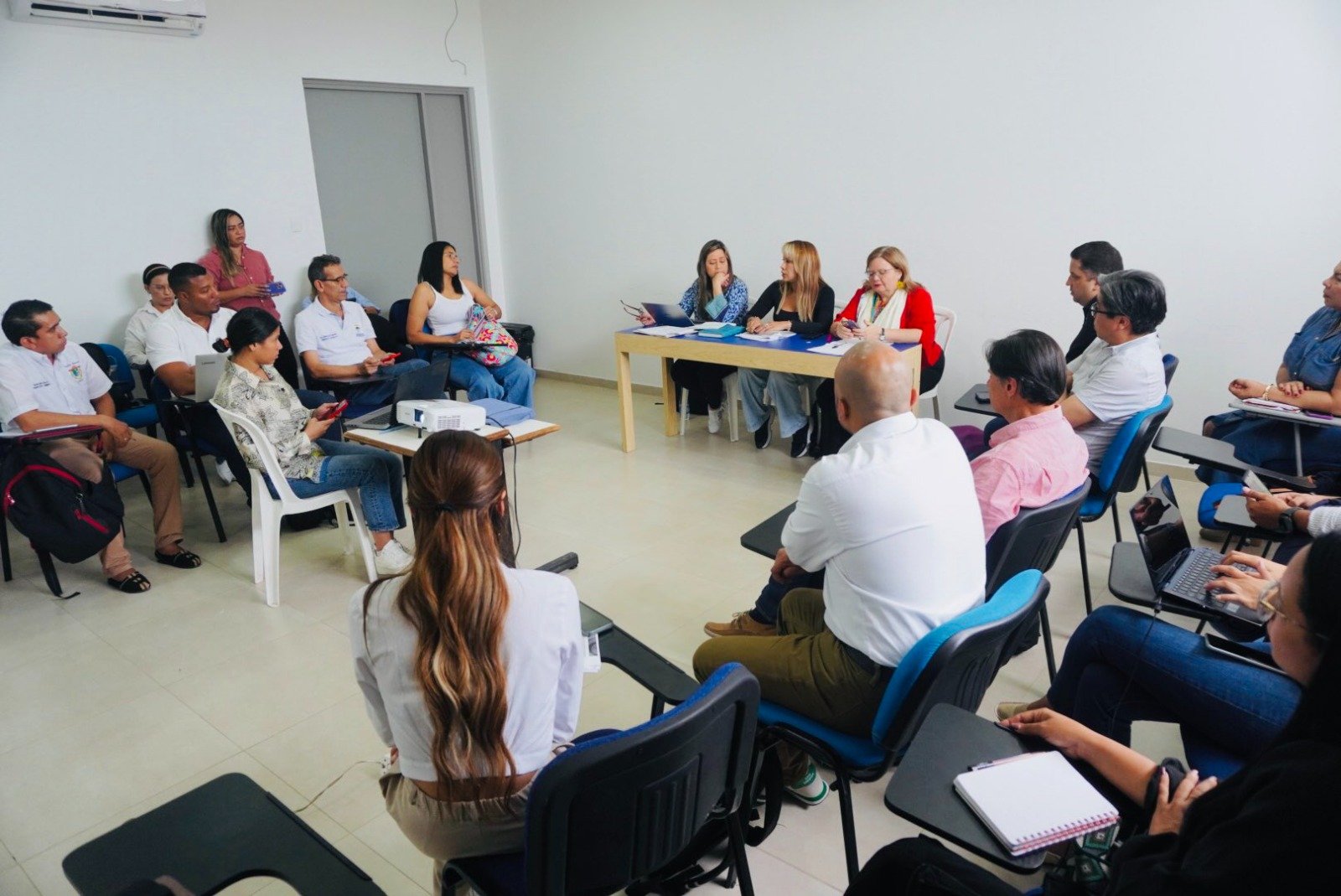 Directora nacional del ICBF y Consejera para las Regiones de la Presidencia realizan seguimiento a la atención de la niñez en La Guajira