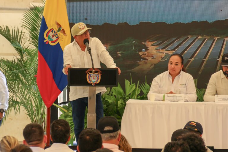 Las conexiones irregulares en la cabecera municipal ya habían sido intervenidas, pero fueron reactivadas nuevamente por usuarios de la zona. Dibulla, abril 12 de 2024 Debido a las alertas presentadas por el fenómeno de El Niño y las conexiones ilegales al sistema, la administración municipal de Dibulla que lidera el alcalde Alberto Montero Molina, a través de la Secretaría de Planeación e Infraestructura con el apoyo de Aguas de Dibulla adelanta estudios para mitigar las deficiencias del fluido del agua en la cabecera municipal. “Estamos atentos a la problemática y consecuencias del cambio climático, hoy nos vemos afectados por el bajo nivel de agua en los ríos, especialmente en puntos de captación del sistema de acueducto regional que por el momento es el más afectado”, afirmó Adolfo Carlos Quintero Lindo, secretario de Planeación e Infraestructura. La oficina de Planeación informó que la obra que ejecuta la empresa Esepgua referente a la línea de conducción para la cabecera municipal y redes en el barrio Las Casitas, se encuentra en estado de ejecución. Cabe resaltar que el bajo caudal de los ríos por el fenómeno del niño ha aumentado la dificultad del servicio. “Nos encontramos analizando algunas obras a ejecutar para mejorar la cobertura de este sistema, se le ha recomendado por el gerente de la empresa prestadora del servicio, adelantar jornadas de limpieza en la red de distribución para que así este precioso líquido que es de vital importancia pueda llegar a la comunidad en general. Nuestro alcalde, Alberto Montero Molina tiene todo el interés en mejorar la calidad del servicio y que podemos contar con agua potable las 24 horas del día”, puntualizó Quintero Lindo.