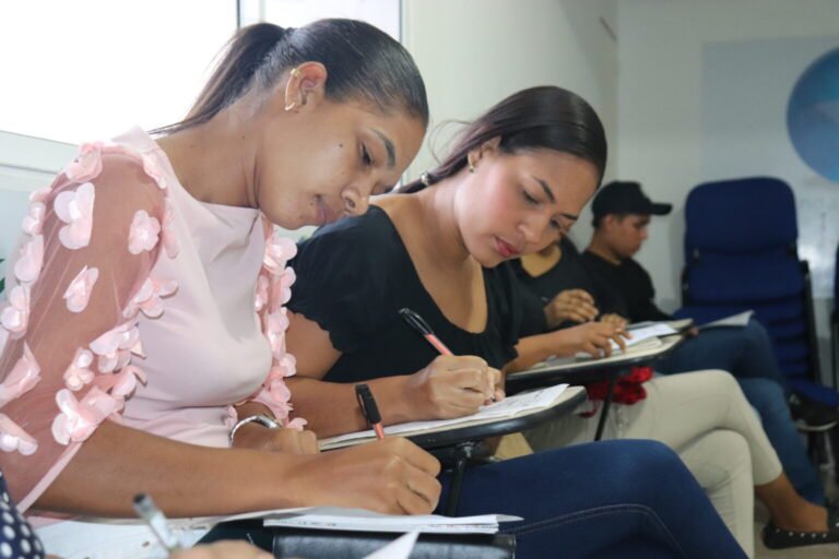 La Cámara de Comercio de La Guajira brinda asesoría a peluquerías y otras actividades relacionada con la belleza con el programa FortaleSER.