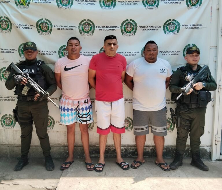 Tras un intenso seguimiento de sus actividades, cuatro hombres fueron detenidos en La Guajira y el Cesar, acusados de pertenecer a las Autodefensas Conquistadoras de la Sierra Nevada (ACSN). Los arrestos se realizaron como parte de la operación Magnus, ejecutada por el Grupo Antisecuestro y Antiextorsión (GAULA) de la Policía Nacional, en un esfuerzo por reforzar la seguridad ciudadana.