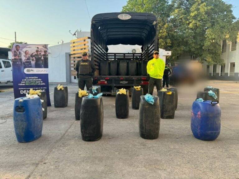 Decomisan 750 galones de combustible en casa usada como depósito