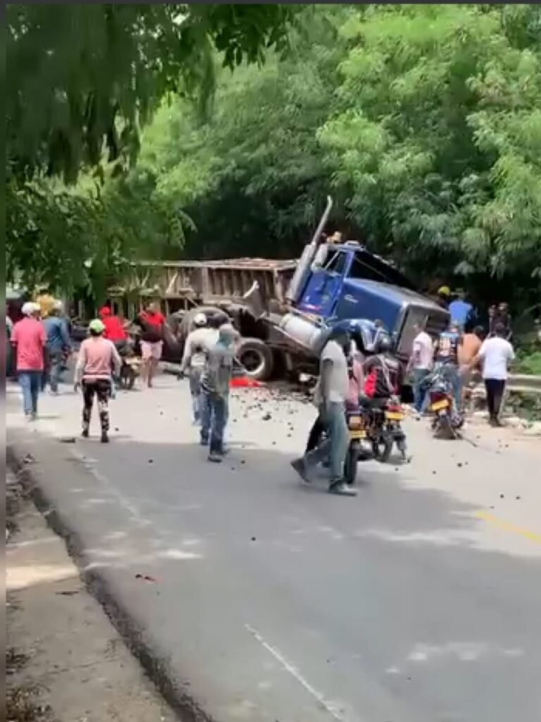 Tractocamión chocó con baranda y se volcó