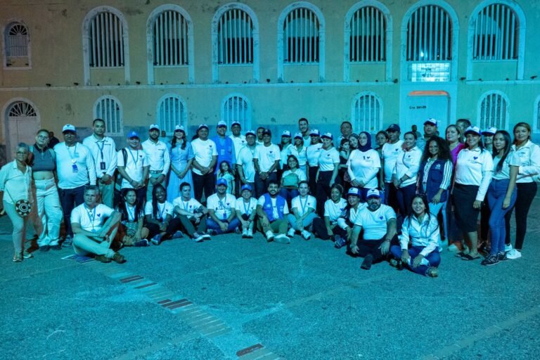 Riohacha se iluminó de azul para conmemorar el Día Mundial de los Refugiados y Desplazados