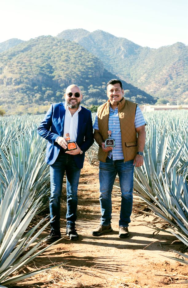 Luis Cuao en compañía del ingeniero Jesús Correa, visitando los campos de agave azul.