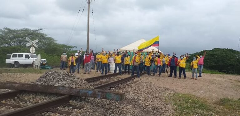 Operación de mina y línea férrea paralizadas