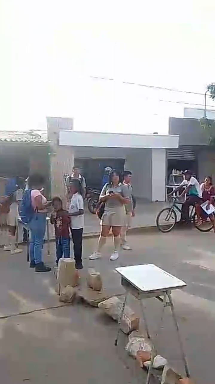 Ayer hubo bloqueo en colegio de Manaure y cerca de Alto Pino