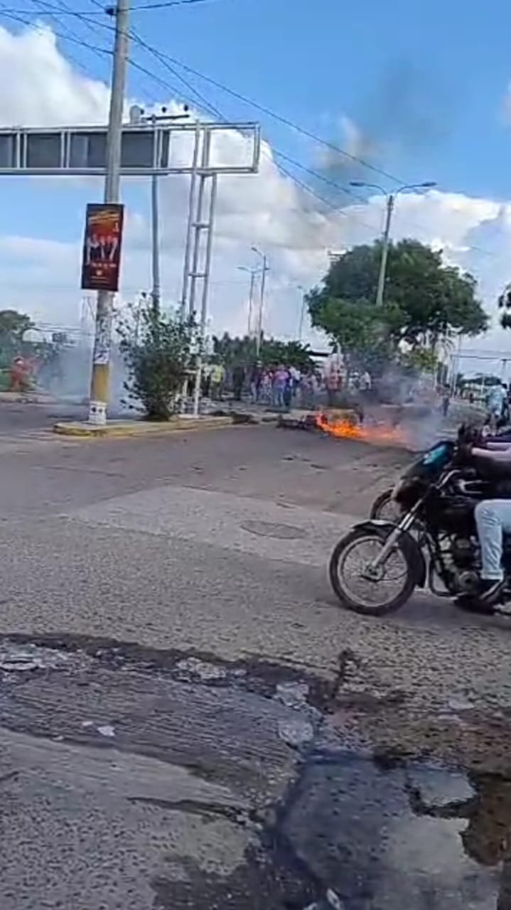 Habitantes de Nazareth bloquean entrada al aeropuerto en Riohacha por falta de electricidad