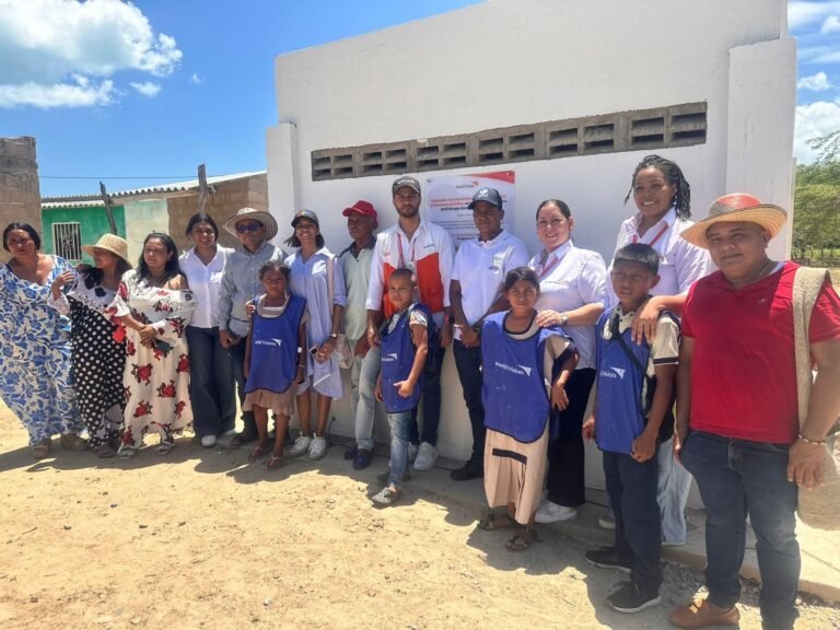 A lo largo de este proyecto, que inició su primera fase en enero y su segunda en febrero, World Vision ha trabajado para asegurar que cada familia de la comunidad de El Arroyo, zona rural de Riohacha, cuente con agua potable a través de un suministro confiable, esencial para la salud y el desarrollo de la niñez y la adolescencia. Además de ello, y para fomentar las ideas de negocio en las comunidades, se ha promovido la creación de emprendimientos locales, brindando capacitación y recursos necesarios para que los miembros de la comunidad puedan generar ingresos adicionales y mejorar su calidad de vida de manera sostenible. Por medio de dinámicas interactivas y ejercicios prácticos, los participantes fueron capacitados para identificar y desarrollar líderes dentro de la comunidad, fomentando así la participación activa y el empoderamiento local. Se promovió una cultura de responsabilidad compartida y colaboración en la búsqueda del bienestar económico y social de la comunidad indígena del lugar. Con el apoyo de la Alcaldía Distrital, Gobernación de La Guajira, Universidad de La Guajira, Centro Etnoeducativos y la autoridad ancestral de El Arroyo, se dio cierre a este proyecto con el impacto de más de 500 personas beneficiadas con suministro de una planta con tecnología de ósmosis inversa, y donde comunidades aledañas contaron con suministro de agua a través de carro tanque. De igual forma, se realizaron entregas de kits de aseo institucional y de higiene a niñas y niños del colectivo ambiental, a la vez que se impactaron 30 representantes de familia en mejoras para sus emprendimientos. “Queremos resaltar el impacto positivo que estas mejoras han tenido en la comunidad, no solo proporcionando agua limpia y accesible, sino también empoderando a las familias a través de oportunidades económicas que fortalezcan su bienestar a largo plazo”, menciona Katherine Maldonado, Líder de operaciones para World Vision. El objetivo final de la organización humanitaria es garantizar que las soluciones implementadas sean perdurables y que la comunidad esté capacitada para mantener y mejorar estos sistemas en el futuro por el bienestar de sus familias y la niñez en La Guajira.