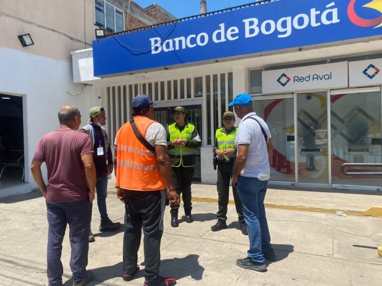 Policía Nacional acompaña a los usuarios de las entidades financieras para prevenir la comisión de delitos