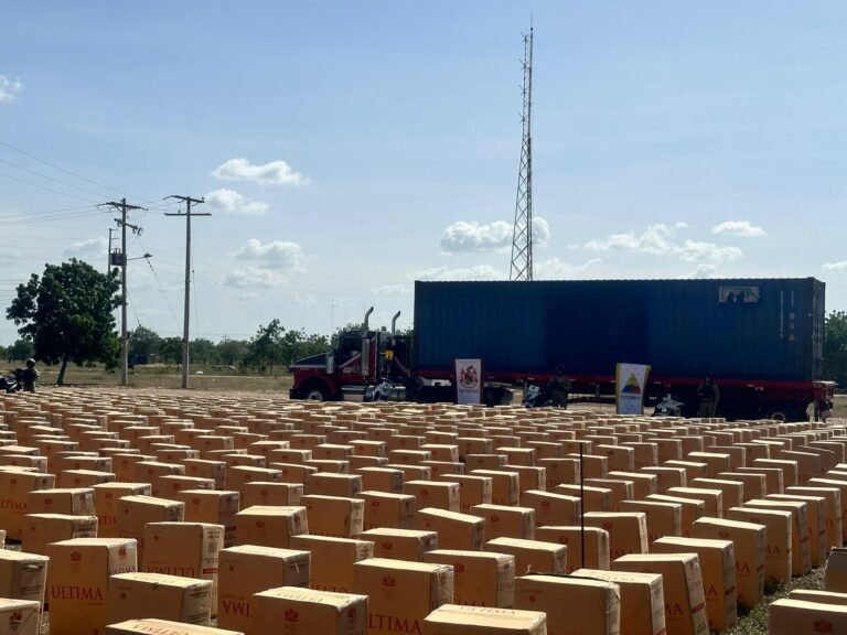 Ejército Nacional incauta contenedor lleno de cigarrillos de contrabando en La Guajira