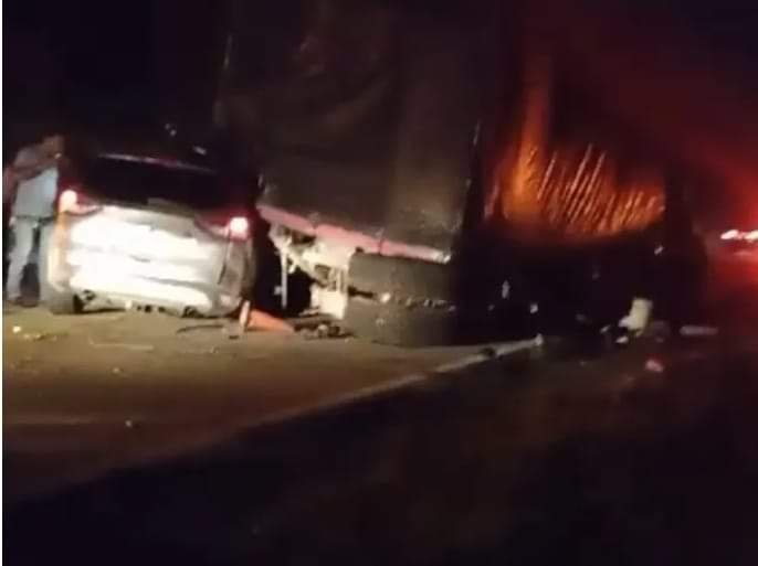 Mujer muere y tres más quedan heridos al chocar carro con camión