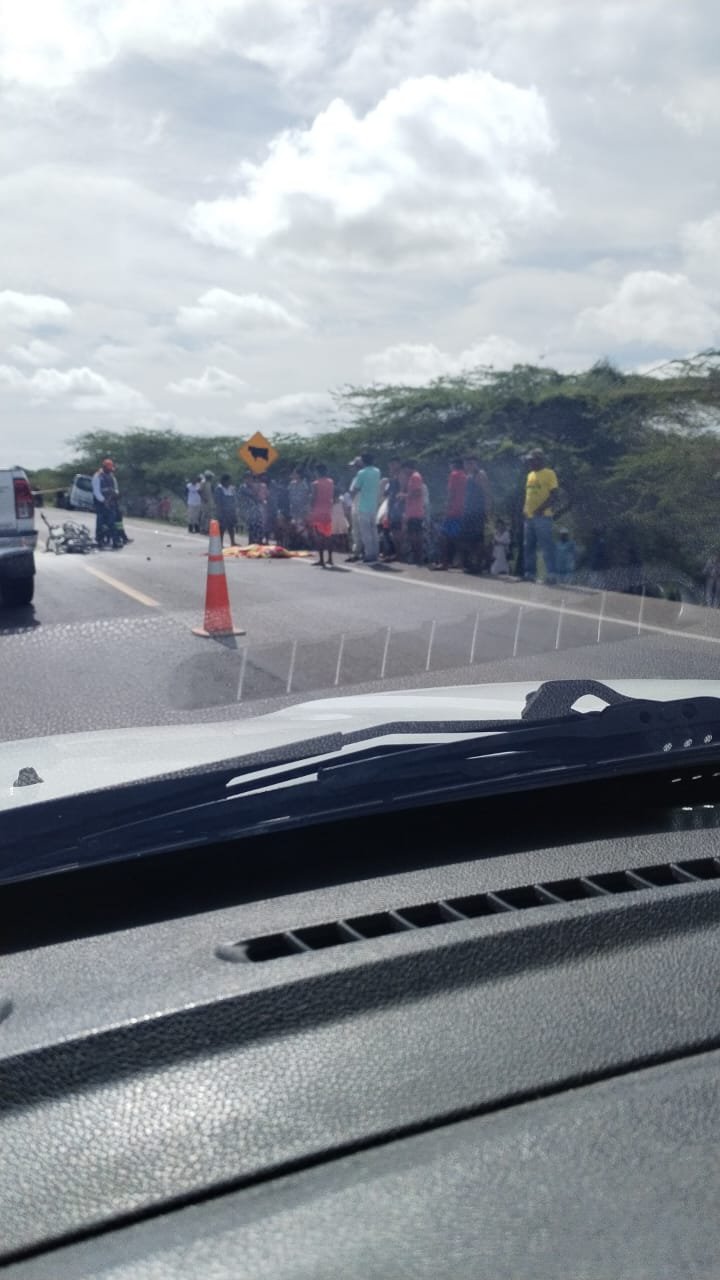 Motociclista muere atropellado por buseta