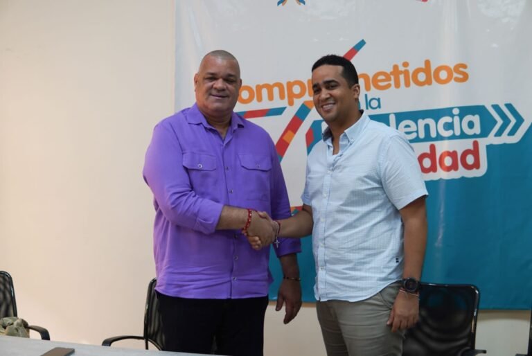 Jairo Aguilar, gobernador de La Guajira y Carlos Arturo Robles Julio, rector de la Universidad de La Guajira.