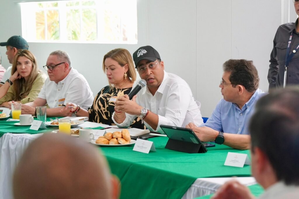 "Reafirmo mi compromiso con la paz y la transformación territorial, destacando la importancia de activar los espacios para llegar a las regiones más afectadas, como la Sierra Nevada, donde la violencia no puede ser permitida. Desde nuestras posibilidades como Gobernadores debemos apostar por ese cambio, trabajando de la mano con los actores sociales, fortaleciendo los sectores estratégicos para la productividad y competitividad de la Región Caribe, usando nuestros recursos de regalías y asegurando que las mesas de trabajo sean efectivas y se cumplan en el menor tiempo posible", afirmó Jairo Aguilar.