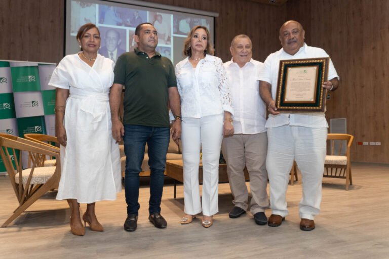 Cámara de Comercio rinde homenaje a Manuel Sierra Pimienta