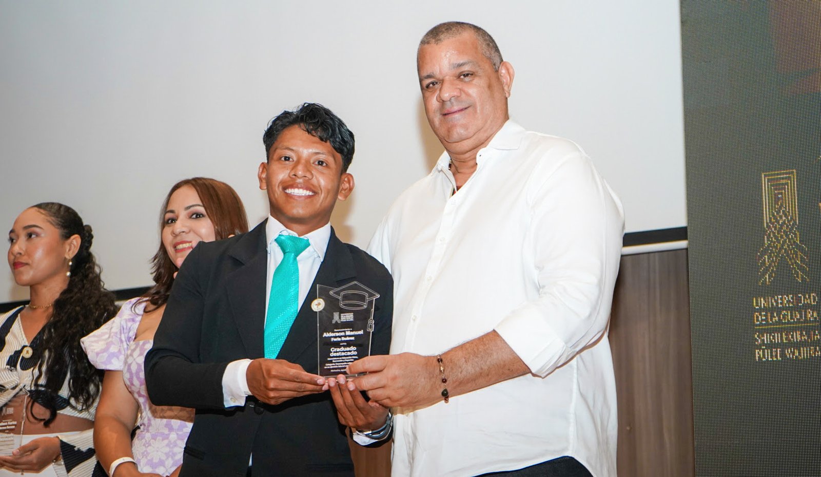 Alderson Manuel Feria Suárez del programa de Licenciatura en Educación Física, Recreación y Deporte siendo reconocido por su desempeño sobresaliente en su ejercicio laboral como profesional
