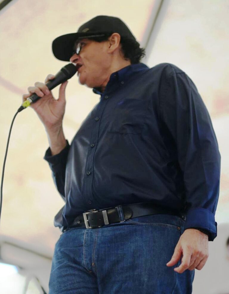 El compositor Luis Egurrola cantando en Arjona, Bolívar