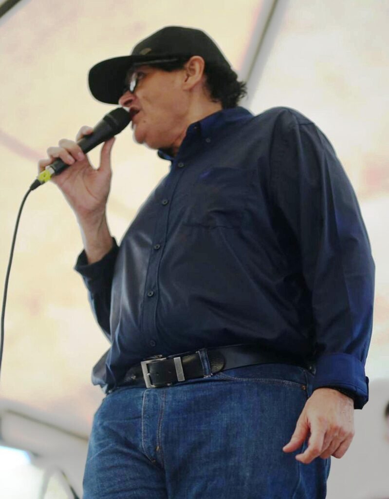 El compositor Luis Egurrola cantando en Arjona, Bolívar